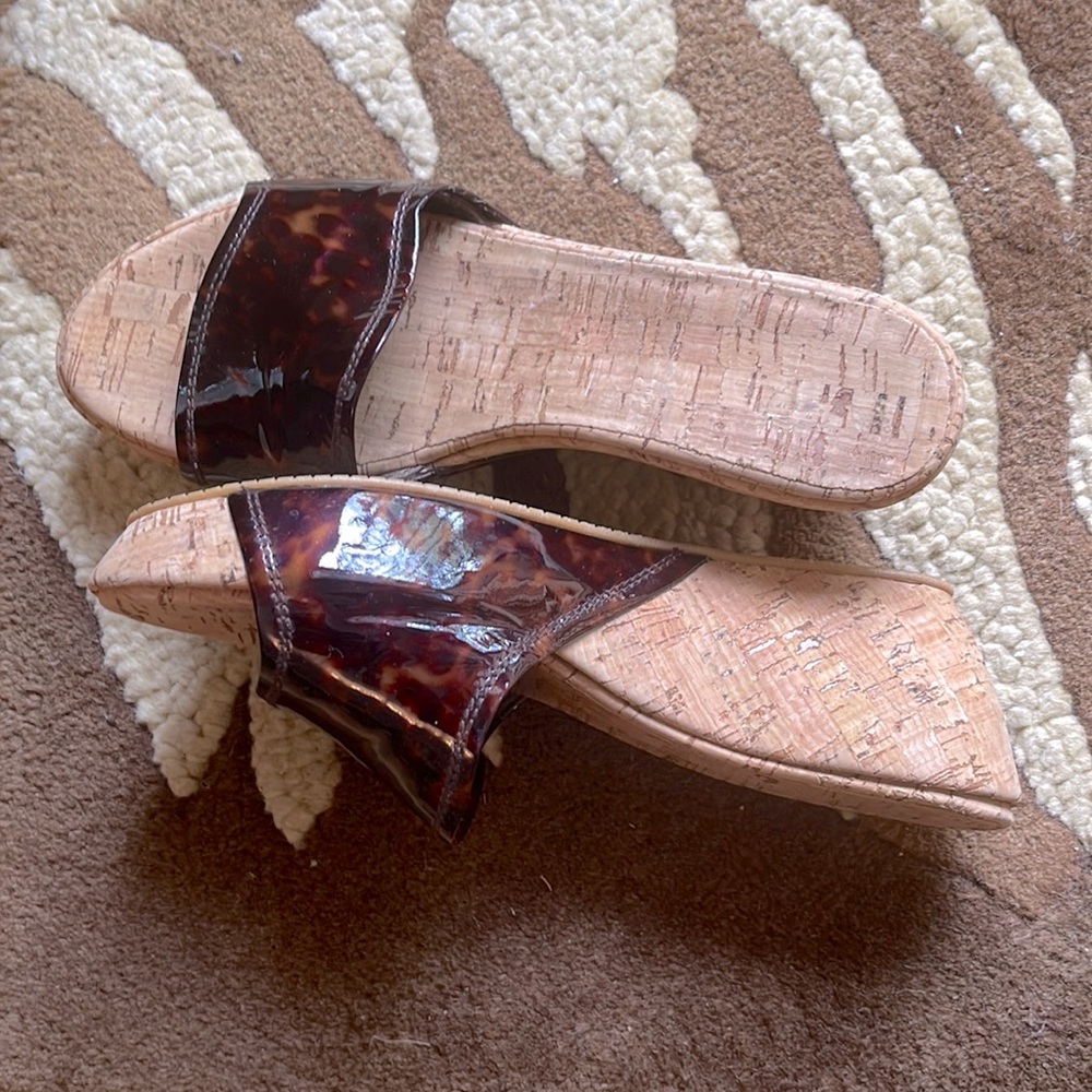 Stuart Weitzmam cork wedge and tortoise patent leather size 8.5 - Picture 4 of 5